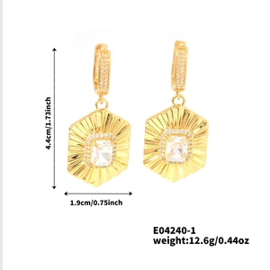 Détails de boucles d'oreilles éventail dorées avec dimensions 4,4cm x 1,9cm et poids 12,6g