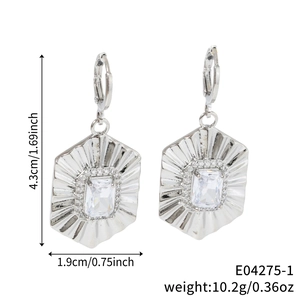 Boucles d'oreilles hexagonales argentées avec zircone et textures radiales fines