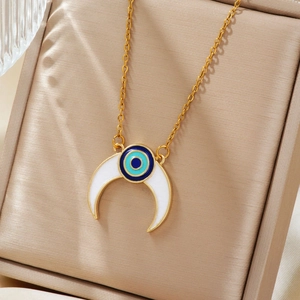 Collana placcata in oro con pendente a mezzaluna e occhio blu su scatola in seta fine