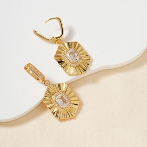 Boucles d'oreilles pendantes dorées avec cristaux de zircon et texture plissée vintage