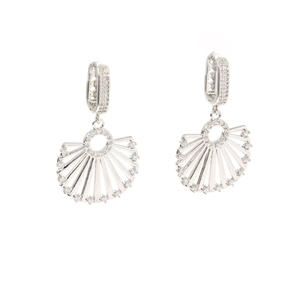 Boucles d'oreilles créoles éventail argentées avec accents étincelants en zircone