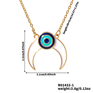 Dettaglio della collana dorata con pendente a mezzaluna e perla blu occhio di Allah