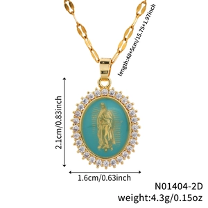 Detailopname van de religieuze Maagd Maria hanger ketting met kleurrijke zirkoon inlay