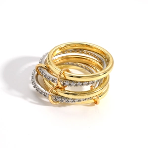 Set di anelli impilabili intrecciati a più strati in oro e argento con zirconi cubici chiari