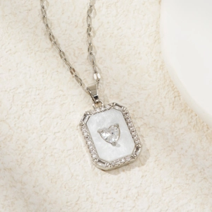 Elegante silberne Halskette mit Perlmutt-Anhänger und herzförmigem Zirkonia-Stein