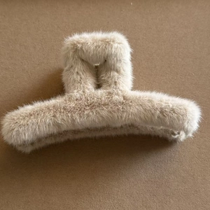 Large plush claw clip in beige faux fur for thick hair, 2025 minimalist winter hair accessory