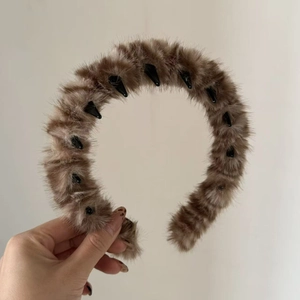 Détail des dents antidérapantes noires sur le serre-tête en fausse fourrure pelucheuse léopard