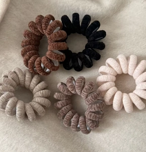 Lot de cinq chouchous spirales en fil de téléphone avec texture velours aux tons terre