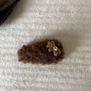 Vue détaillée de la pince à cheveux ours en peluche marron avec strass étincelant