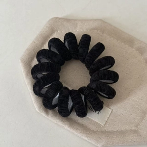 Élastique cheveux noir en fil de téléphone velours avec texture velours côtelé