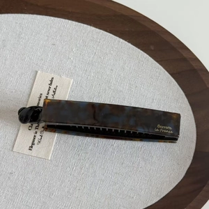 Barrette banane française en acétate écaille de tortue marron et bleu avec logo doré