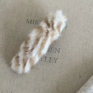 Détail d'une pince à cheveux en peluche avec texture douce en fausse fourrure