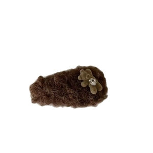 Barrette en fausse fourrure marron avec ourson et strass pour un style automne hiver