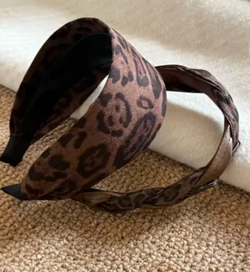 Detailansicht des Haarreif-Sets mit Leopardenmuster, geflochtenem und gepolstertem Satin