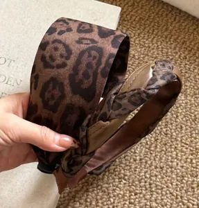 Details des geflochtenen Haarreif-Sets mit Leopardenmuster aus Wildlederimitat und Leder