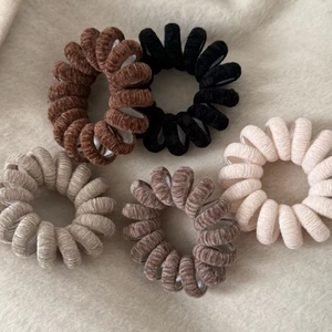 Lot de 5 chouchous spirales en velours tons terre sur fond de fausse fourrure