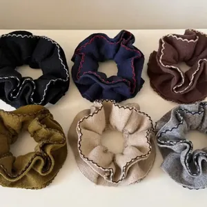 Lot de six chouchous tricotés à bords contrastés en couleurs assorties pour chignon