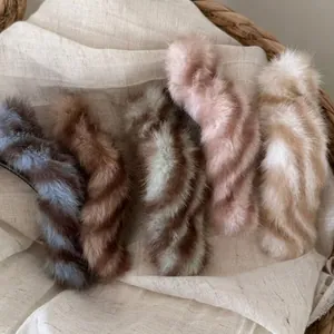 Pince à Cheveux en Peluche Rayée Automne Hiver Grande Pince Bec de Canard Mode Banlieue Barrette en Fausse Fourrure Femme