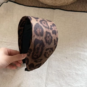 Details des Haarstoffs in Leopardenoptik mit rutschfestem Futter und breitem Design