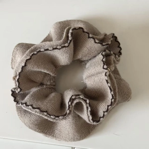 Chouchou en tricot beige avoine avec bordure ondulée contrastée marron foncé