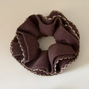 Chouchou en tricot contrasté aux bords ondulés marron café pour coiffures élégantes
