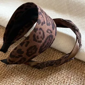 Stylisches Set aus geflochtenen Haarreifen mit Leopardenmuster für herbstliche Trendfrisuren