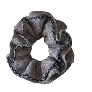 Chouchou chic en maille grise avec bordure ondulée contrastée bleu marine pour cheveux