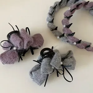Set accessori per capelli in maglia grigia con perle e punte inclusa fascia e pinza