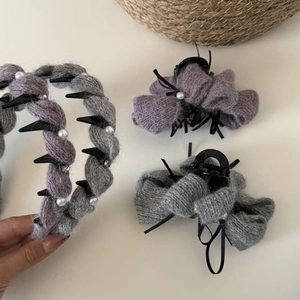 Cerchietto a maglia grigio e fermagli a fiocco con perle eleganti e nastri di seta