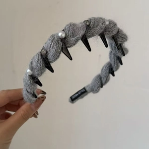 Cerchietto intrecciato grigio con perle bianche e punte nere per accessori da donna