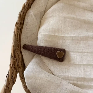 Pasador de pelo de terciopelo marrón con detalle de corazón y acabado en fieltro