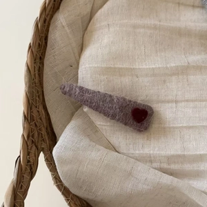 Clip para el pelo BB de terciopelo gris púrpura con corazón rojo y textura de lana fieltro