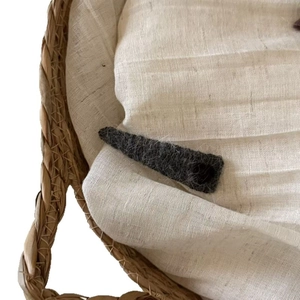 Pinza para el pelo con corazón de fieltro gris carbón en un soporte de lino natural