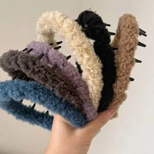 Serre-têtes en polaire peluche en six couleurs avec peignes intérieurs pour un maintien sûr