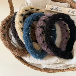 Détail de serre-têtes en polaire pelucheuse avec dents antidérapantes en divers coloris