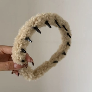 Serre-tête en peluche beige doux avec dents antidérapantes pour coiffure d'hiver