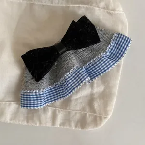 Barrette en tricot gris avec nœud en velours noir et ruban à carreaux bleus pour femmes