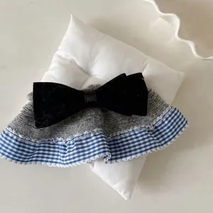 Pince à cheveux tricotée grise avec nœud en velours et dentelle à carreaux bleus