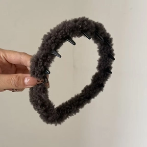 Détail de la texture en polaire peluche marron et des dents antidérapantes du bandeau