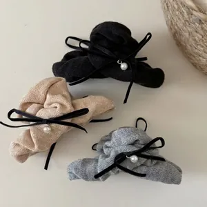 Drei gestrickte Haarklammern in Schwarz, Grau und Beige mit Samtschleifen und Perlen