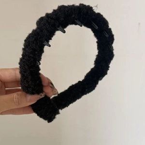 Détail du serre-tête en polaire peluche noire avec dents antidérapantes internes