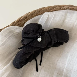 Eleganter schwarzer Strick-Haarklammer mit Samtschleife und weißem Perlenanhänger