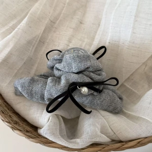 Graue Strick-Haarklammer mit schwarzer Samtschleife und eleganter Perle für Damen