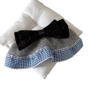 Robe tricotée grise pour animaux avec ourlet à carreaux bleus et gros nœud noir