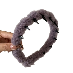 Pince à cheveux nid en polaire peluche violette avec dents internes en plastique