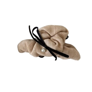 Beige gestrickte Cloud-Haarklammer mit schwarzer Schleife und Perlenakzent