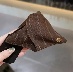 Pince à Cheveux en Tissu Rayé de Style Coréen Élégante Pince à Requin Triangle Géométrique Avec Étiquette en Métal Doré Accessoires