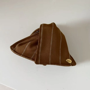 Pince à cheveux élégante en tissu rayé marron foncé avec plaque logo en métal doré