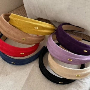 Retro gepolsterte Wildleder-Haarbänder mit Goldetiketten in acht Vintage-Farben