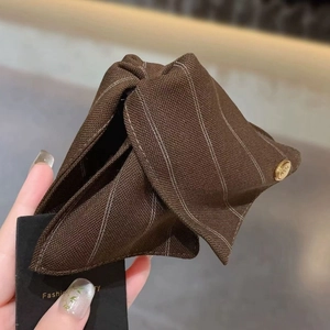 Pince à cheveux élégante en tissu rayé marron foncé avec un détail de logo doré chic
